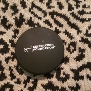 it Costmetics foundation